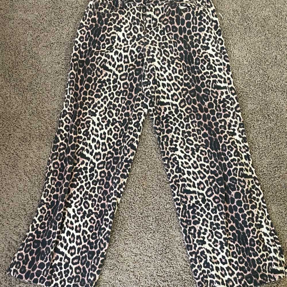 ✨ PacSun Leopard Print Pants ✨
Size 25 | Inseam 30”